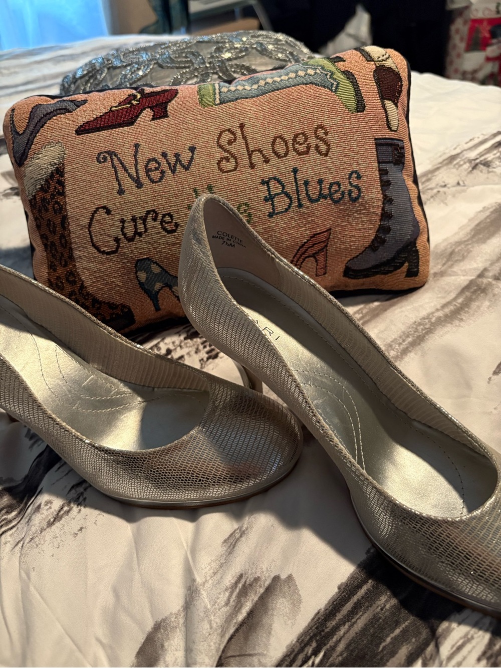Women's silver skin Metallic Round-Toe Pumps🤍Tahari